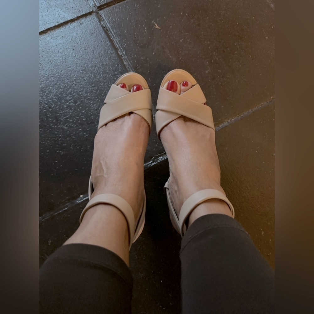 Steve Madden beige sandals size 9. Heels 4.5”. in very good condition.